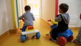 Asilo nido nel Pisano, bambini fra 1 e 3 anni maltrattati e percossi, una maestra è stata arrestata