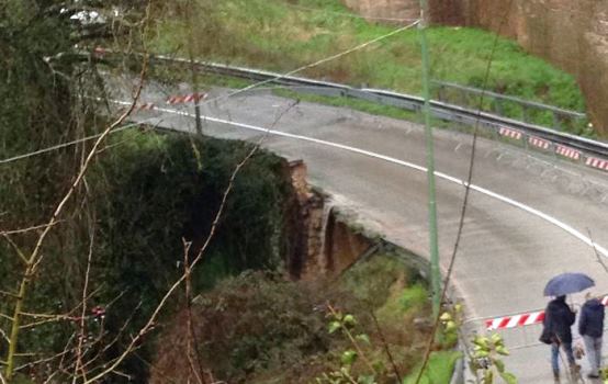 Siena, crolla un pezzo di strada per le piogge