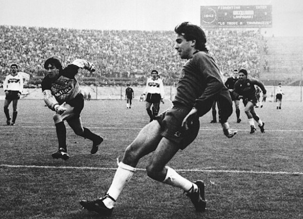 Stefano Borgonovo in un'azione di gioco con la Fiorentina