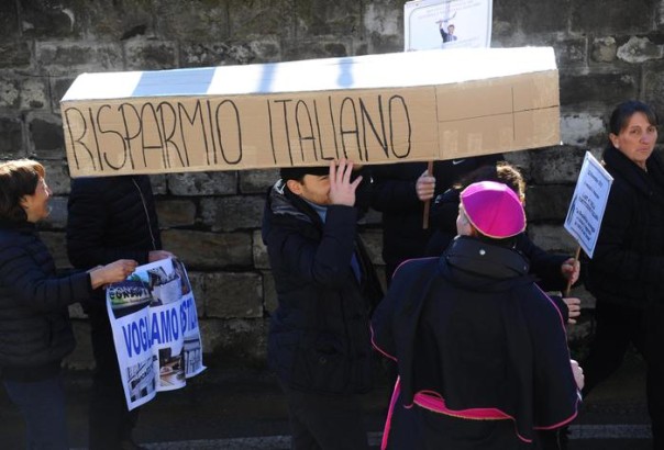 Il 'funerale del risparmio' celebrato dagli ex obbligazionisti di Banca Etruria a Rignano sull'Arno, paese del premier Matteo Renzi: alcune decine di persone riunite nel comitato 'Vittime del Salvabanche' stanno sfilando nel centro del paese, 20 febbraio 2016. ANSA/MAURIZIO DEGL INNOCENTI