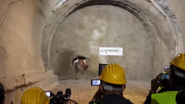 Nelle foto, dall'alto in basso: la galleria del Colle prima dell'abbattimento dell'ultimo diaframma e dopo che gli operai hanno rotto la muraglia 