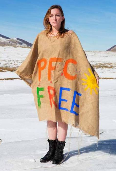 Greenpeace: in montagna nudi o mascherati per dire no alle sostanze chimiche