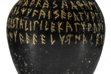 Uno dei reperti esposti alla mostra «Etruschi. Maestri di scrittura»
