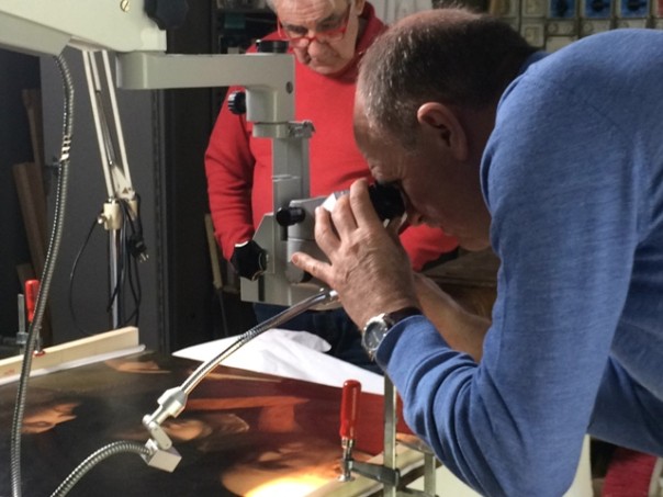 Le tre età dell’uomo di Giorgione, custodito nella Galleria Palatina e la foto dell’opera all’Opificio delle Pietre Dure di Firenze con due restauratori: Roberto Bellucci (in primo piano al microscopio) e Ciro Castelli