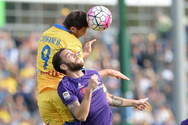 Duello aereo fra Gonzalo Rodriguez e il capitano del Frosinone, Daniel Ciofani