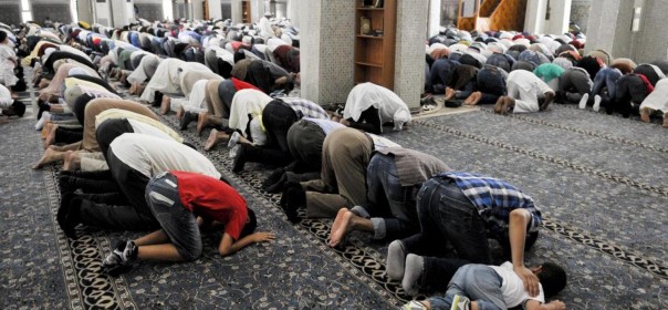 Termina oggi la festività islamica del Ramadan, fedeli in preghiera alla Moschea di Roma