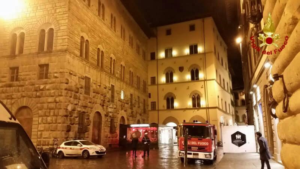 L'intervento dei vigili del fuoco a Palazzo Strozzi, stasera, 5 marzo 2016