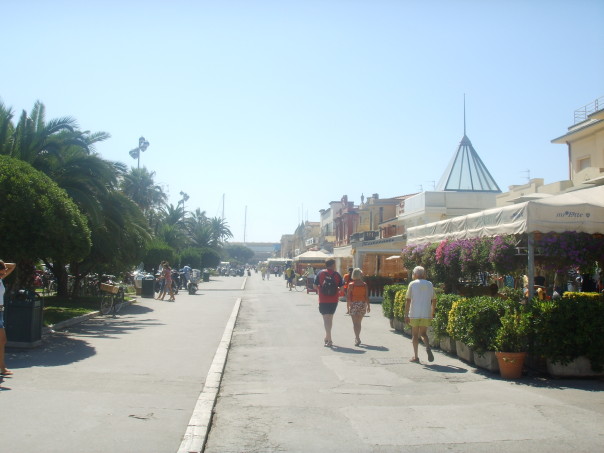 Viareggio,_passeggiata_a_mare_1