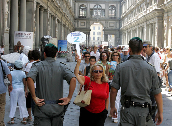 Guardia finanza controlli Firenze turisti Uffizi