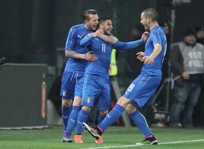 Bernardeschi abbraccia Insigne dopo il gol. Festeggia anche Bonucci