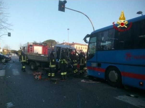 Scontro tra bus,auto e furgone, tre feriti non gravi