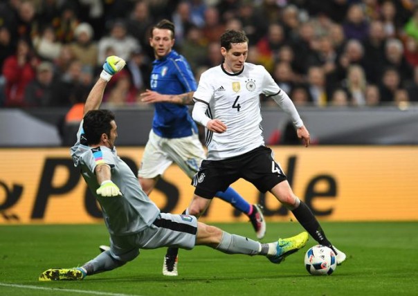 Buffon tenta un'uscita disperata su Rudy: l'Italia è stata travolta