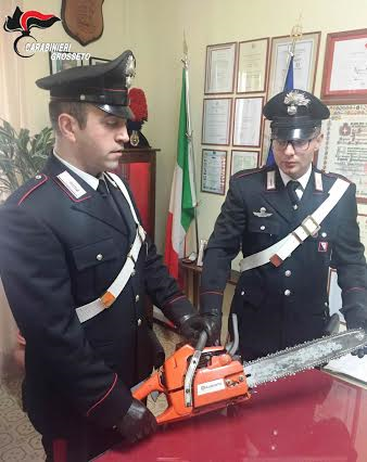 I carabinieri di Grosseto mostrano la motosega sequestrata