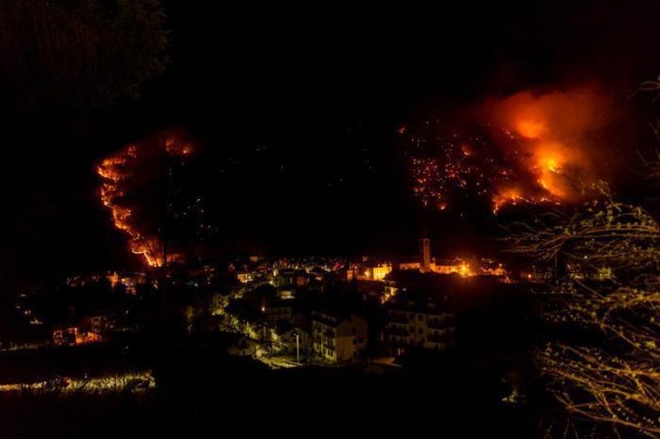 el Verbano Cusio Ossola un vasto incendio sta distruggendo i boschi della valle Vigezzo, tra i comuni di Re, Malesco e Villette. Le fiamme hanno costretto alla chiusura della strada statale 337. La zona resta collegata alla Svizzera dalla Ferrovia Vigezzina che fa servizio tra Domodossola e Locarno (Ticino). I treni dunque circolano regolarmente sia nella tratta italiana che in quella svizzera, 4 Febbraio 2016. ANSA/ RENATO BALDUCCI