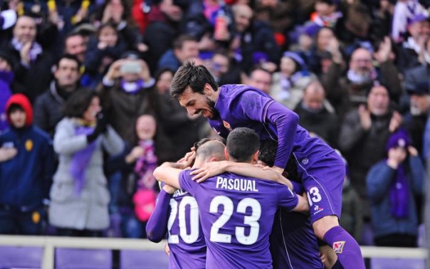 Mucchio viiola per festeggiare il gol di Zarate. Ma il finale sarà un amarissimo pareggio