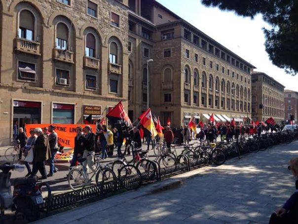 La manifestazione dei sindacati autonomi in piazza Stazione, a Firenze