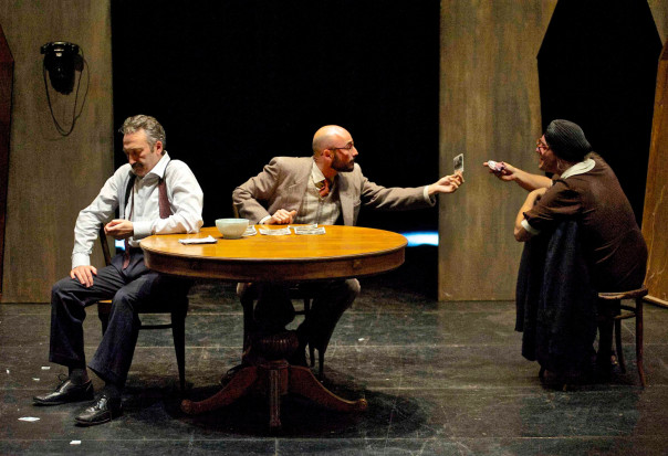 Dolore sotto chiave due atti unici di Eduardo De Filippo Dolore sotto chiave e Pericolosamente con un prologo da I pensionati della memoria di Luigi Pirandello con Tony Laudadio, Luciano Saltarelli, Giampiero Schiano scene e costumi Lino Fiorito luci Cesare Accetta suono Daghi Rondanini regia Francesco Saponaro produzione Teatri Uniti, Napoli Teatro Festival Italia in collaborazione con l'Università della Calabria