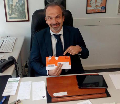 Lapo Cantini, 46 anni, è fra i primi, in Toscana, ad aver ricevuto la busta arancione