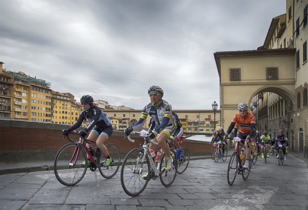 Ciclismo: con Granfondo De Rosa 3000 bici su Ponte Vecchio