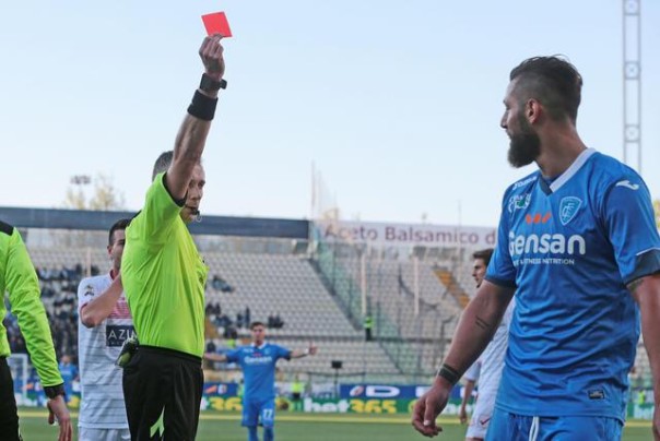 L'arbittro Paolo Valeri espelle Levan Mchedlidze 