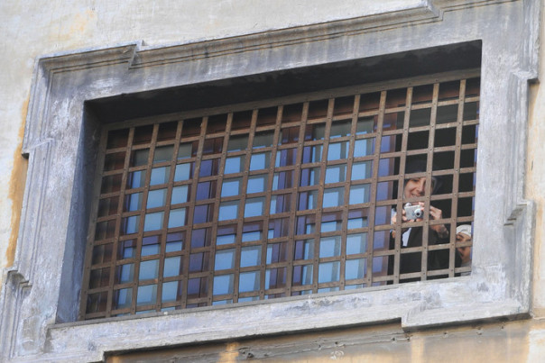 20081208 - NAPOLI - CRO PONTE IMMACOLATA:NAPOLI;SUORE CLAUSURA SEGUONO CERIMONIA DA GRATA CONVENTO  Le suore di clausura dell'Ordine delle Clarisse seguono, facendo anche foto con un piccola macchina digitale, il tradizionale appuntamento dediicato all' Immacolata Concezione alla presenza dell'Arcivescovo di Napoli Crescenzio Sepe in piazza del Gesu'.