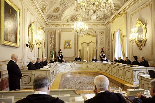 ROMA 04/12/12 - UDIENZA PUBBLICA DELLA CORTE COSTITUZIONALE PER LA DISCUSSIONE DEL MERITO DEL CONFLITTO DI ATTRIBUZIONE TRA POTERI DELLO STATO PROMOSSO DA GIORGIO NAPOLITANO NEI CONFRONTI DELLA PROCURA DI PALERMO PER IL NODO INTERCETTAZIONI - NELLA FOTO AL CENTRO IL PRESIDENTE DELLA CORTE COSTITUZIONALE ALFONSO QUARANTA FOTO DELFINI/INFOPHOTO