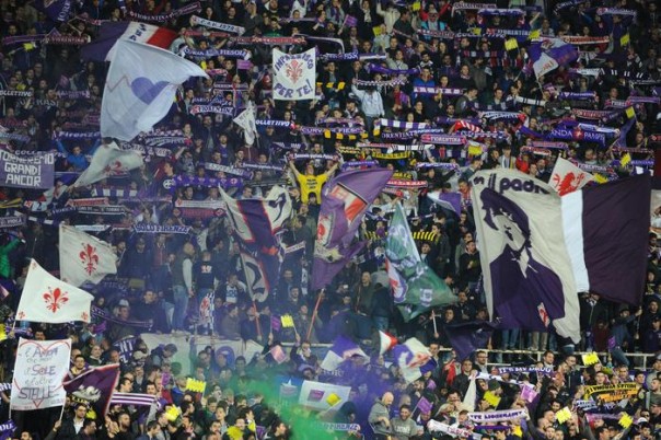 I tifosi della Fiorentina prima dell'inizio di Fiorentina-Verona allo stadio Franchi, Firenze, 20 aprile 2015. ANSA/ MAURIZIO DEGL'INNOCENTI