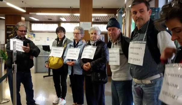 Oggetto: Flash mob delle Vittime del Salva-Banche questa mattina all'interno delle sedi banca Etruria di Arezzo e di altre filiali del centro Italia. Flash mob questa mattina all'interno delle sedi banca Etruria di Arezzo e di altre filiali del centro Italia. Gruppi di risparmiatori sono entrati all'interno delle banche come comuni clienti e una volta all'interno hanno mostrato dei cartelli agli impiegati e alle persone presenti: "rimborsi integrali o pioggia di azioni legali". L'intento era anche quello di mandare un messaggio ai dipendenti dell'istituto, che come i coordinatori hanno dichiarato durante il blitz non sono i veri nemici dei risparmiatori, ma strumentalizzati in una guerra in cui sono state messe contro le fasce più deboli di questa vicenda. La reazione degli impiegati dell'istituto di Arezzo è stata di indifferenza totale e indisponibilità all'ascolto, continuando come se nulla fosse a svolgere il loro lavoro allo sportello, affrettandosi solamente a chiamare la sicurezza che intervenuta, valutando la situazione, non ha fatto altro che aspettare che i risparmiatori azzerati, che hanno parlato solo pochissimi minuti, uscissero dall'istituto. In allegato sono disponibili le foto dei flash mob. Associazione Vittime del Salva-Banche Carmen Letizia Giorgianni Silvia Battistelli