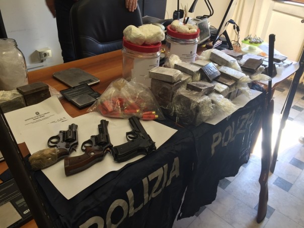 Droga e armi a Massa, 4 arresti dopo indagine con drone