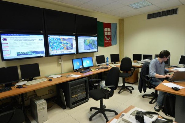 La sala di controllo della Protezione Civile della Regione Liguria, Genova, 04 novembre 2014. Nuova allerta meteo del Dipartimento della Protezione Civile: la perturbazione atlantica che sta interessando l'Italia porterà nelle prossime ore ancora piogge e temporali anche molto intensi su buona parte del paese. Sulla base delle previsioni disponibili, il Dipartimento ha dunque valutato una criticità rossa, il livello più alto, per rischio idrogeologico su Liguria e Toscana. ANSA/LUCA ZENNARO
