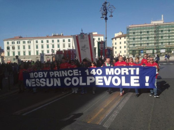 Un momento della dimostrazione per il 25/o anniversario della collisione tra il Moby Prince e la petroliera Agip Abruzzo nella rada del porto che provocò la morte di 140 persone a Livorno, 10 aprile 2016. ANSA/Gabriele Masiero