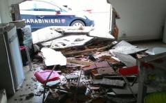 Rubano negozio sfondando muro