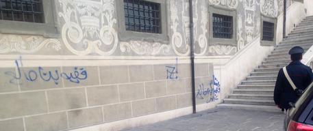 Scritte in arabo su sede Scuola Normale Pisa