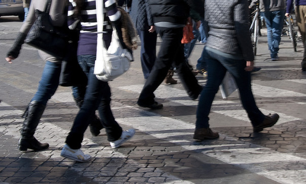 Pedoni e bici sulle strisce pedonali a piazza Venezia, 20 novembre 2011, Roma. Freddo e sole hanno accolto la prima domenica a piedi nella città. Da questa mattina alle 8.30 è scattato il blocco del traffico nella capitale. Fino alle 17.30 la circolazione sara' vietata all'interno della fascia verde, un po' meno ampia del Grande raccordo anulare. Un provvedimento preso dal Campidoglio per l'eccesso di polveri sottili nell'aria. Migliaia di persone, tra romani e turisti, su via dei Fori Imperiali, oggi pedonalizzata in occasione dello stop alle auto deciso dal Campidoglio. Da Piazza Venezia al Colosseo e' un'unica 'scia umana' in movimento: chi su biciclette, chi facendo jogging, chi passeggiando in una domenica autunnale con un cielo sereno e un sole splendido. ANSA/ROSANNA DI BARTOLOMEO/DBA
