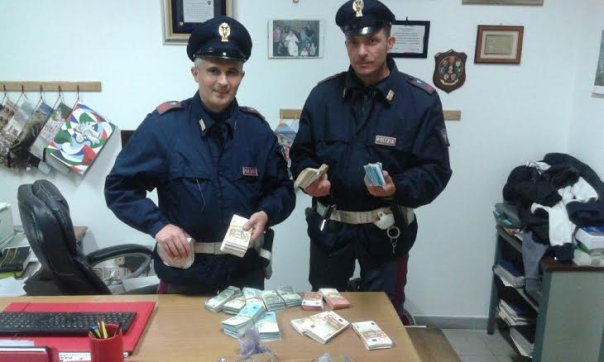 Gli agenti della polizia stradale con il denaro recuperato