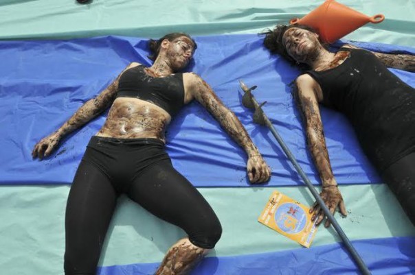 Spiaggia in piazza Pitti Firenze contro trivelle