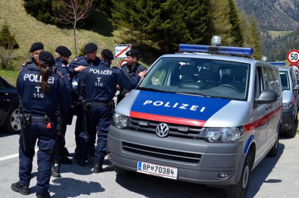 Forze di polizia italiane austriache al Brennero in attesa per la manifestazione degli anarchici, 7 maggio 2016. ANSA/ROBERTO TOMMASI