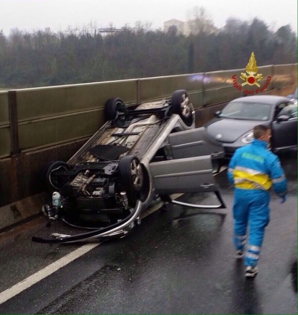 incidenti stradali: auto si ribalta