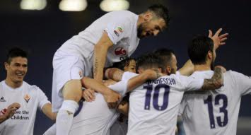 L'esultanza dei viola dopo il momentaneo pareggio di Vecino