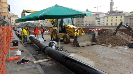 Il cantiere del lungarno Torrigiani, sopra la voragine