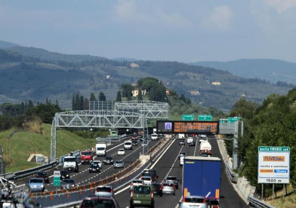 Il traffico nel tratto Fiorentino dell' autostrada del Sole A1 durante il primo fine settimana di vacanze estive, Firenze, 1 agosto 2014. ANSA/CLAUDIO GIOVANNINI