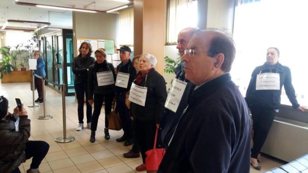 Una immagine del Flash mob delle vittime del Salva-Banche all'interno delle sedi banca Etruria di Arezzo e di altre filiali del centro Italia, 27 aprile 2016. Gruppi di risparmiatori sono entrati all'interno delle banche come comuni clienti e una volta all'interno hanno mostrato dei cartelli agli impiegati e alle persone presenti: "rimborsi integrali o pioggia di azioni legali". ANSA / US Associazione Vittime del Salva-Banche +++ANSA PROVIDES ACCESS TO THIS HANDOUT PHOTO TO BE USED SOLELY TO ILLUSTRATE NEWS REPORTING OR COMMENTARY ON THE FACTS OR EVENTS DEPICTED IN THIS IMAGE; NO ARCHIVING; NO LICENSING+++