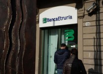 Uno sportello della banca Etruria a Pontedera (Pisa), 19 dicembre 2015. ANSA/FRANCO SILVI
