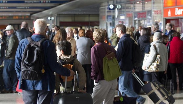 Viaggiatori in coda alla stazione Termini, Roma, 21 ottobre 2011. La congestione del traffico ferroviario e' dovuta allo sciopero del personale, previsto dalle 9 alle 17, per una protesta dei sindacati di categoria . ANSA/CLAUDIO PERI