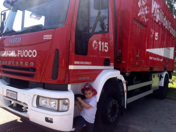Il minipompiere Filippo fa le ultime verifiche all'autopompoa prima della partenza per l'intervento