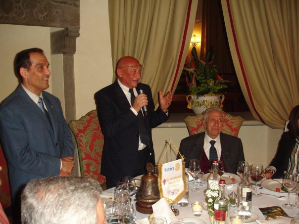 Il presidente del Rotary Firenze Valdisieve, Livio Brighenti, Sandro Bennucci e il mitico Narciso Parigi