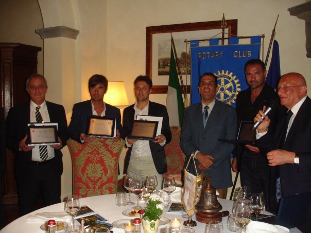 La premiazione nella serata dedicata dal Rotary Firenze Valdisieve alla Fiorentina: da siistra Aurelio Virgili, figlio di Beppe, centravanti del primo scudetto; Emiliano Bigica; Anselmo Robbiati detto Spadino; il presidente del Rotary, Livio Brighenti; Lorenzo Amoruso; Sandro Bennucci