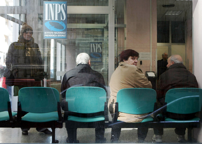 Anziani in attesa in un ufficio Inps di Napoli in una foto d'archivio. ANSA / CIRO FUSCO