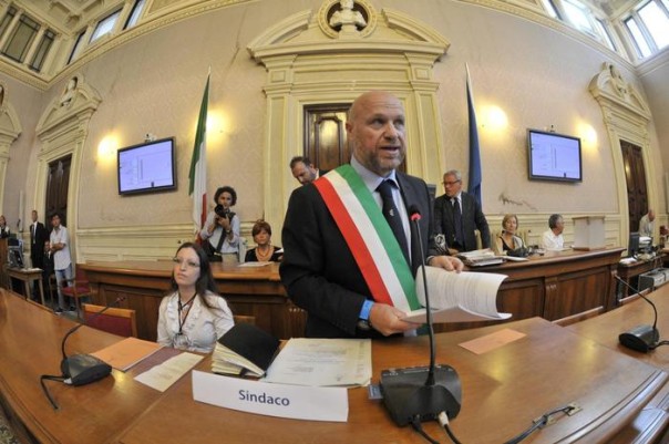 Il nuovo sindaco di Livorno Filippo Nogarin dell'M5S si insedia al comune di Livorno, 30 giugno 2014. ANSA/FABRIZIO NOVI