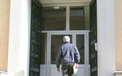 20040316 - GENOVA - CRO - BIMBI MORTI A GENOVA: PM DISSEQUESTRA ASILO PER BONIFICA IN CORSO LE DUE AUTOPSIE ALLA PRESENZA DI SPECIALISTI. L'ingresso dell' Istituto di Medicina Legale di Genova, dove questa mattina e' in corso l' autopsia sui cadaveri dei due bimbi, morti per sospetta meningite. Luca Zennaro / ANSA -CD